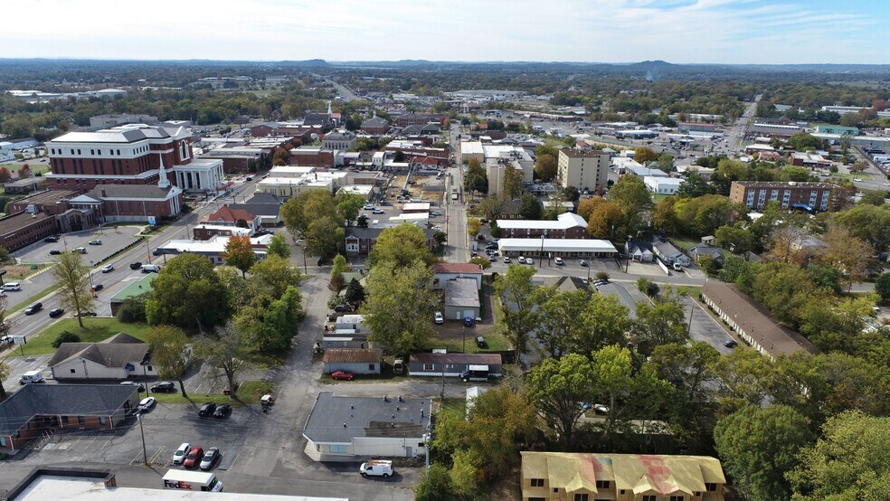 More Photos Of 135 College St, Gallatin Bank For Lease