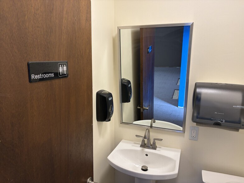 More Photos Of 27051 Southfield Rd, Lathrup Village Freestanding For Sale