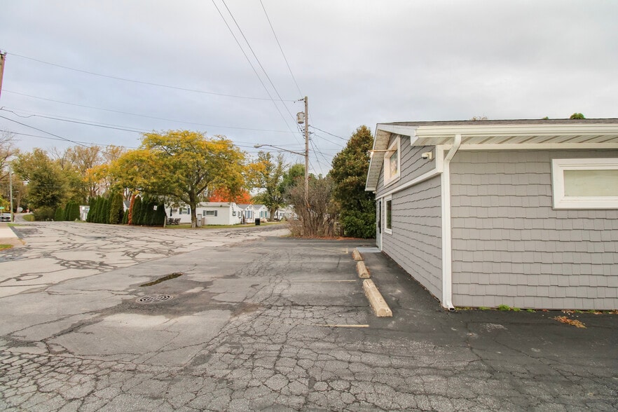 More Photos Of 54 McKinley St, Huron Bar For Sale