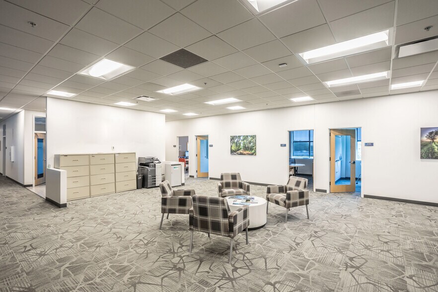 More Photos Of 4135 NW Urbandale Dr, Urbandale Office For Sale