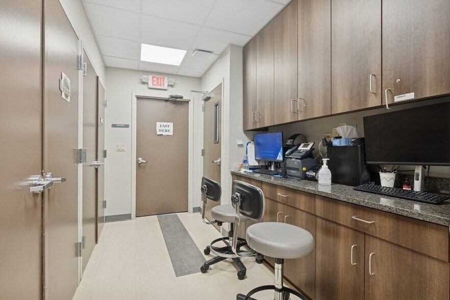 More Photos Of 2201-2211 Merrick Rd, Merrick Office Residential For Lease