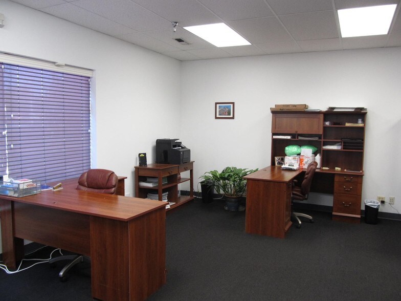 More Photos Of 400-428 W 5th Ave, Naperville Light Distribution For Lease