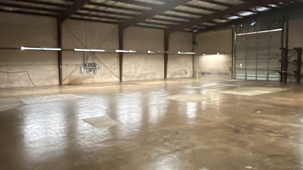 More Photos Of 1602 W Poplar St, San Antonio Warehouse For Lease