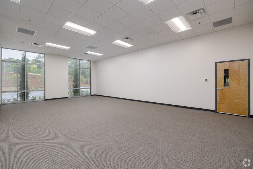 More Photos Of 7995 Bowen Road, Palmetto Distribution For Lease