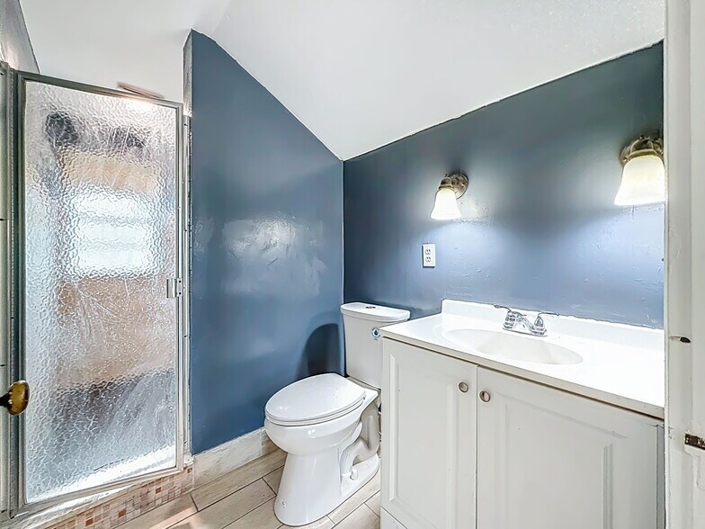 More Photos Of 301 N US Highway 41, Ruskin Office Residential For Lease