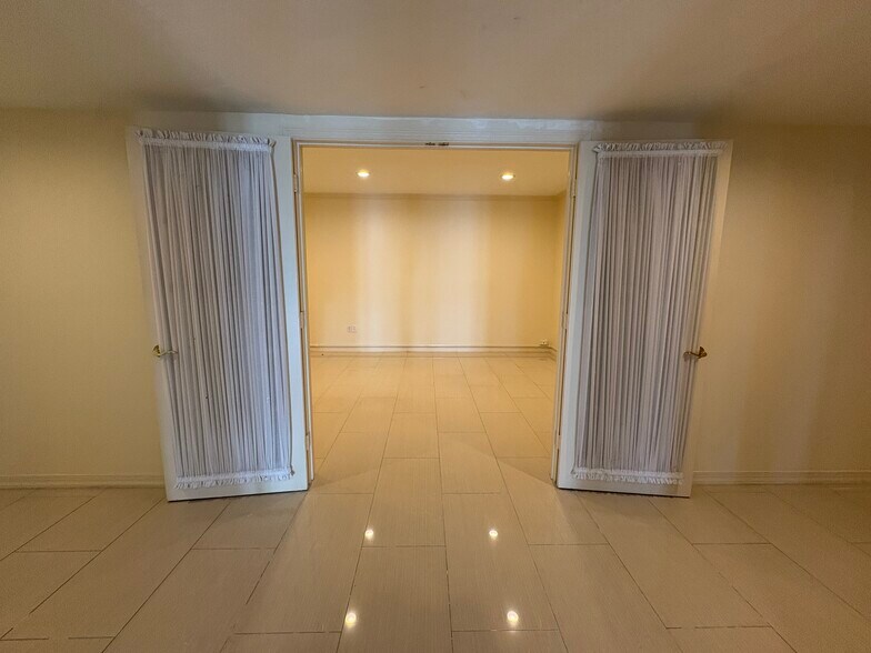 More Photos Of 5750 Swift Rd, Sarasota Freestanding For Sale