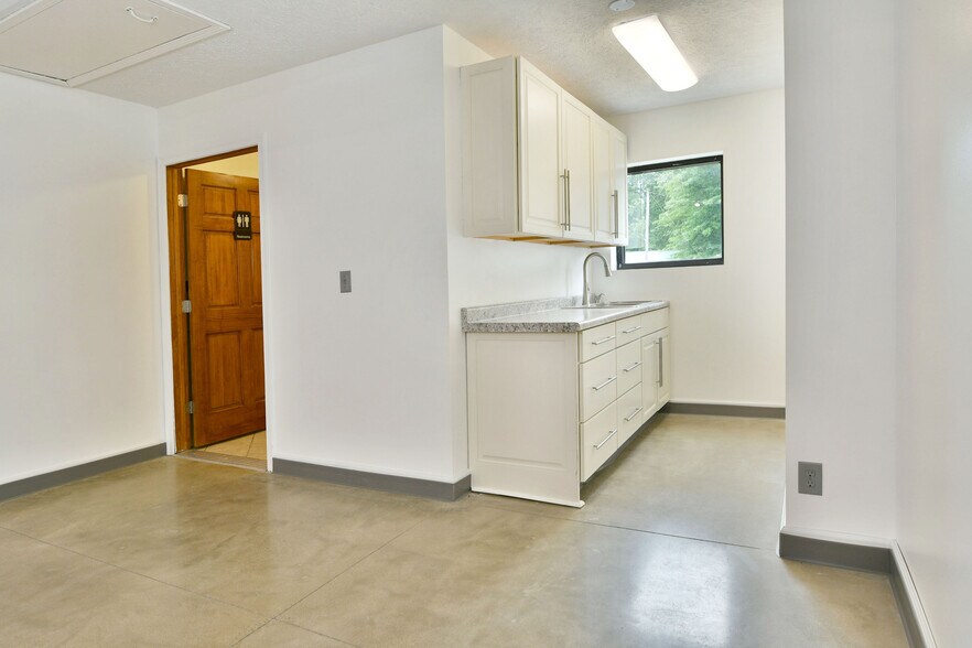 More Photos Of 3019 Parkman Rd NW, Warren Flex For Sale