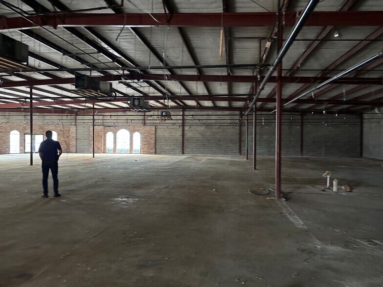 More Photos Of 201 N Pacific St, Conroe Freestanding For Lease