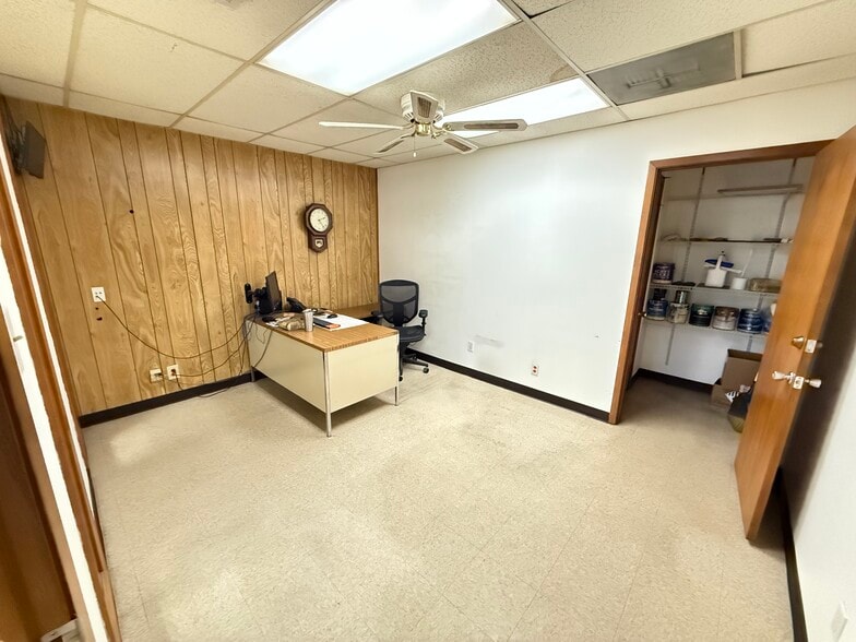 More Photos Of 11104 N Lamar Blvd, Austin Showroom For Lease