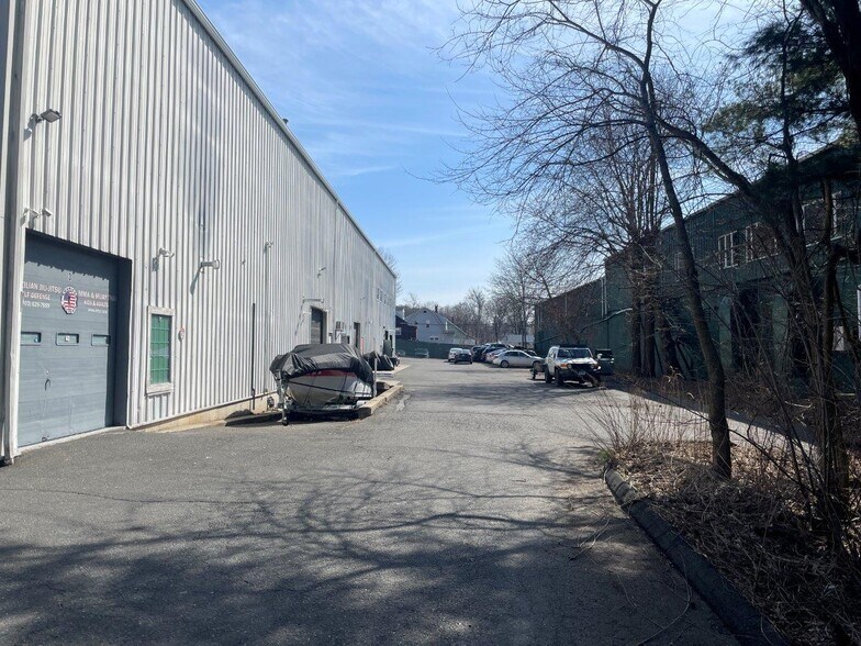 More Photos Of 16 Beaver Brook Rd, Danbury Warehouse For Lease