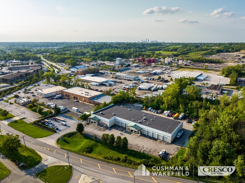 More Photos Of 7941-7951 Granger Rd, Valley View Service For Lease