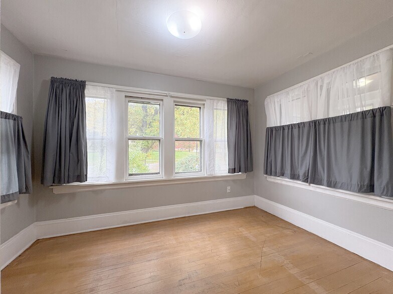 More Photos Of 469 Como Ave, Saint Paul Flex For Sale