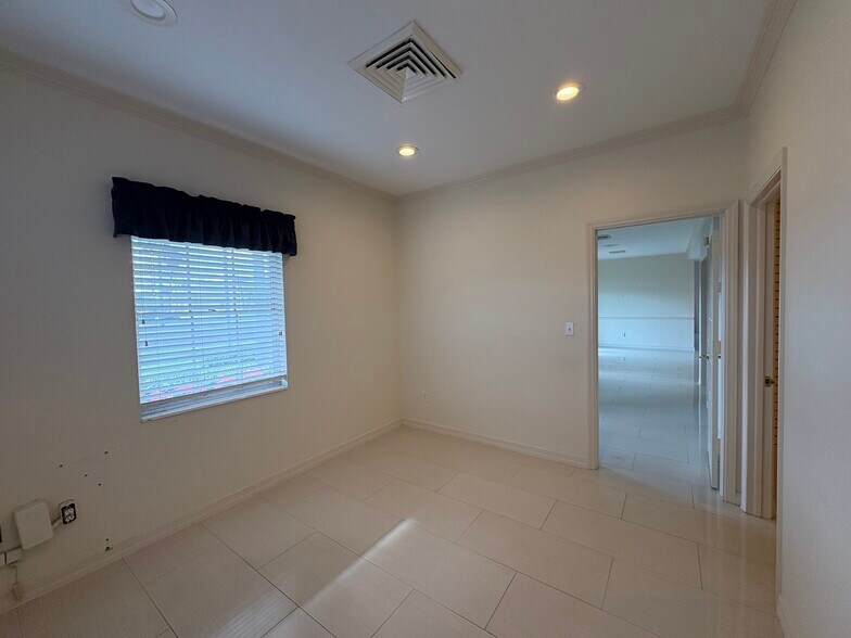 More Photos Of 5750 Swift Rd, Sarasota Freestanding For Sale