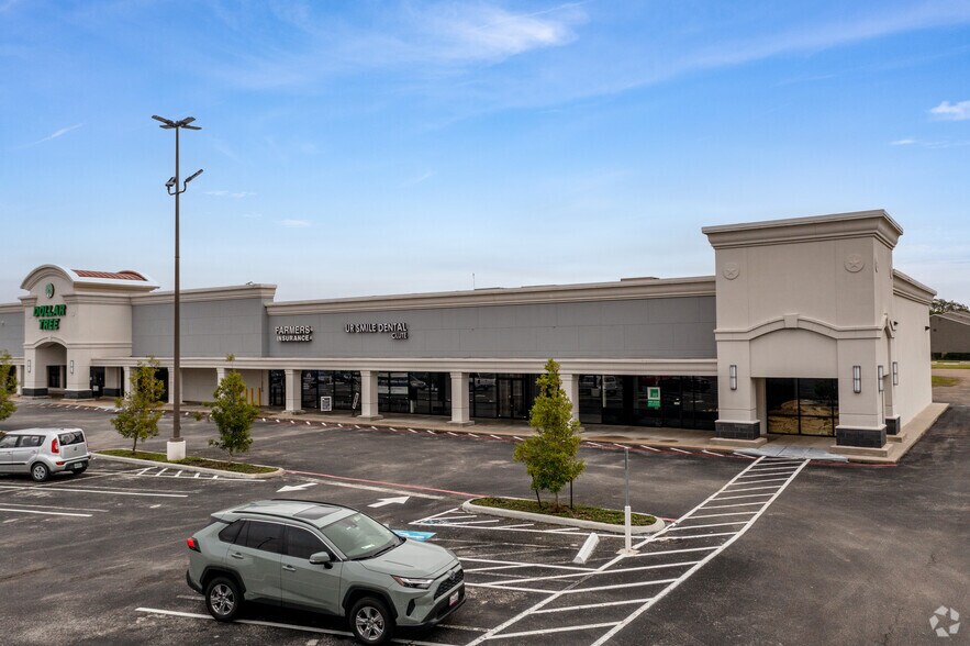 More Photos Of 1001 W Plantation Dr, Clute Unknown For Lease