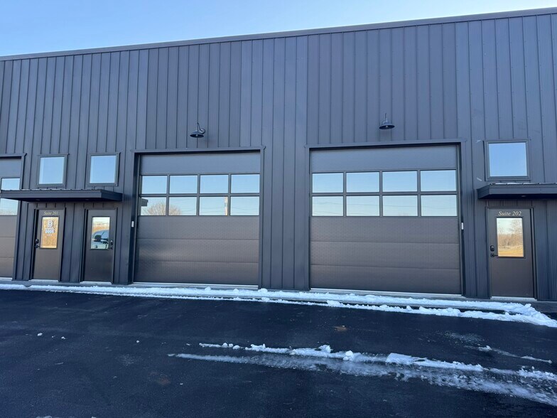 More Photos Of 21118 Wade Rd, Springdale Flex For Lease