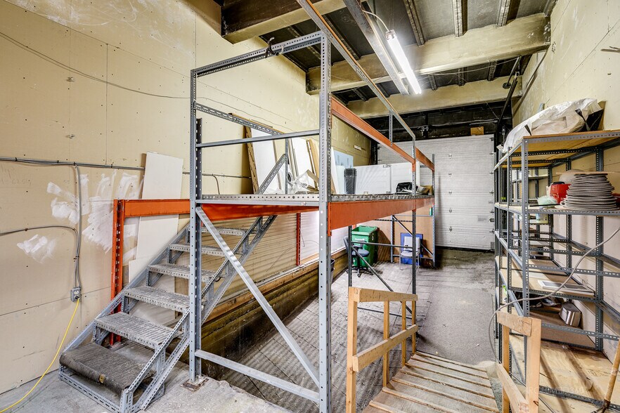 More Photos Of 9850-9852 Rue Verville, Montréal Light Distribution For Sale