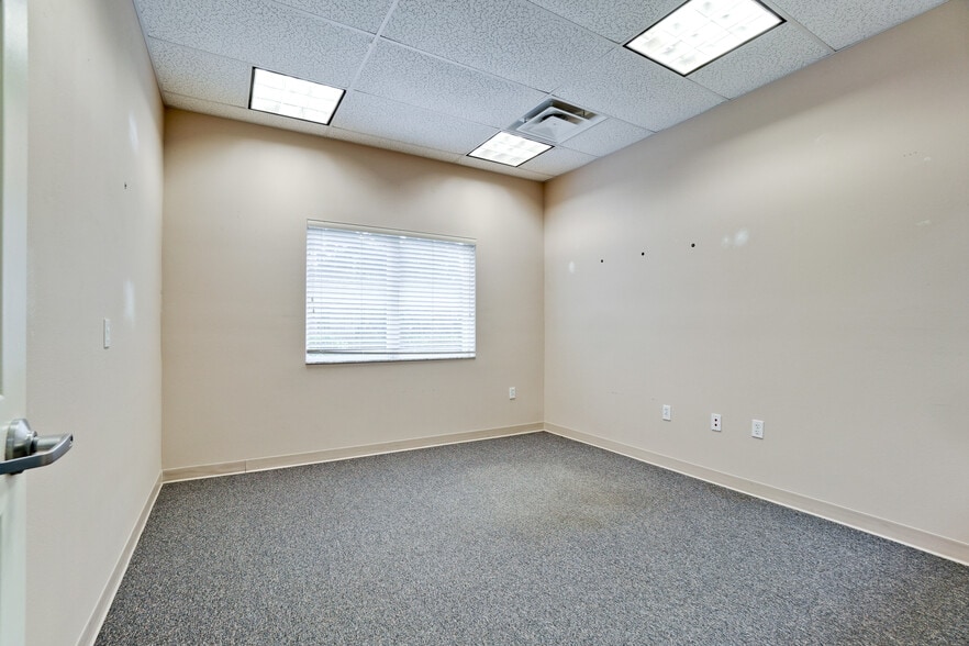 More Photos Of 2940-2946 University Pky, Sarasota Office For Lease