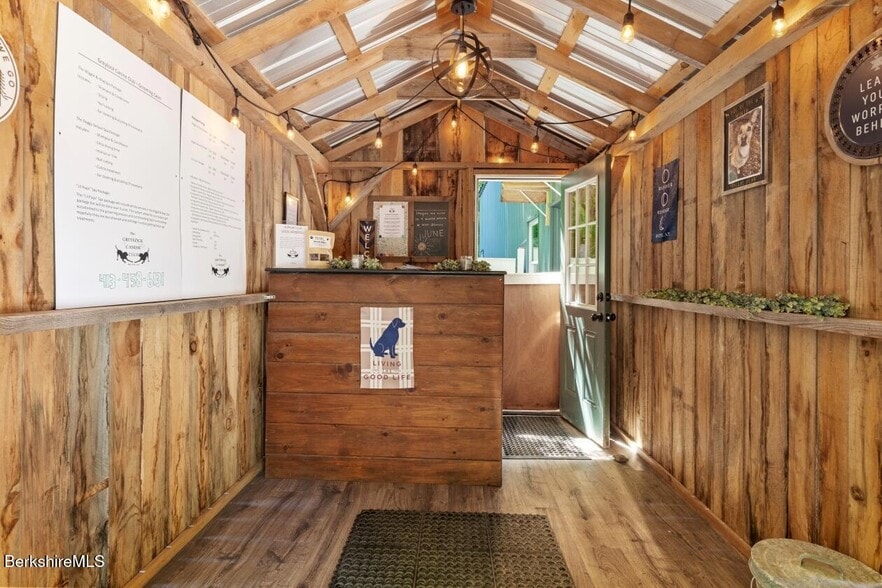 More Photos Of 1099 New Ashford Rd, Williamstown Veterinarian Kennel For Sale