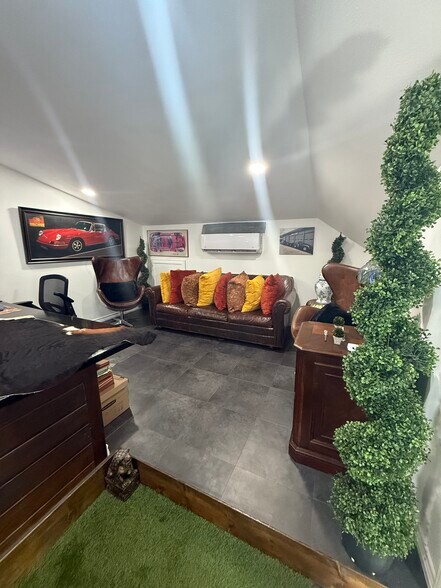 More Photos Of 1308 N Frazier St, Conroe Service For Sale