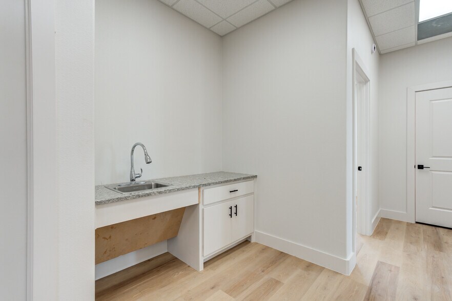 More Photos Of 3205 118th St, Lubbock Distribution For Sale