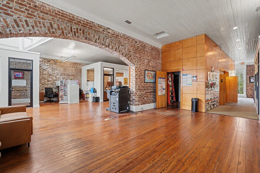 More Photos Of 12 E Bay St, Savannah Storefront Retail Office For Lease