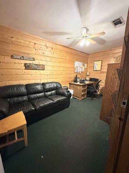 More Photos Of 899 E Lennon Dr, Emory Restaurant For Sale