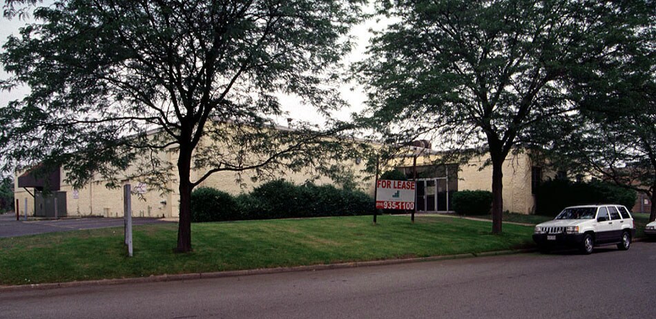 More Photos Of 800-820 Shames Dr, Westbury Warehouse For Lease