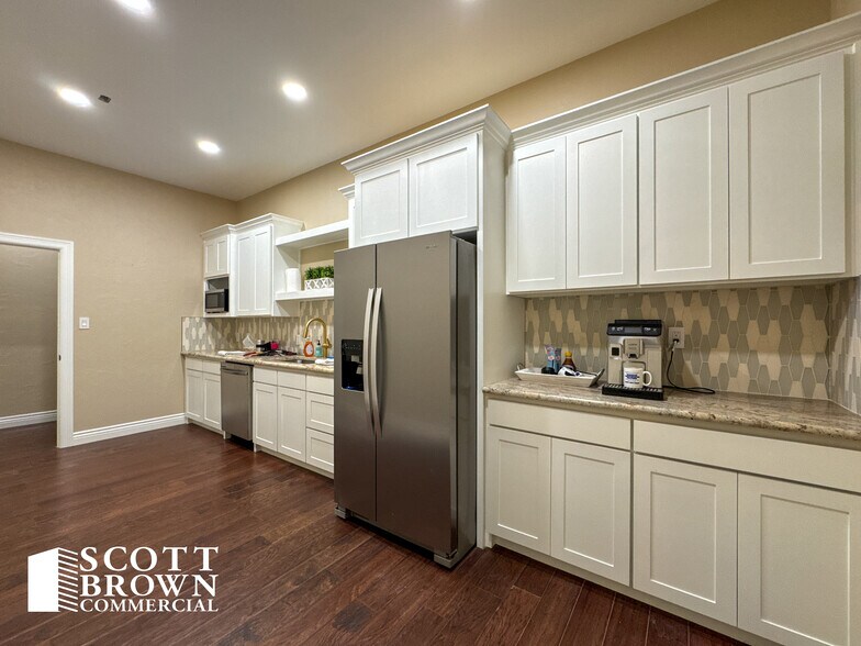 More Photos Of 2701 Valley View Ln, Farmers Branch Office For Sale