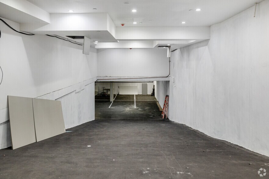 More Photos Of 11150 Ventura Blvd, Studio City Restaurant For Sale