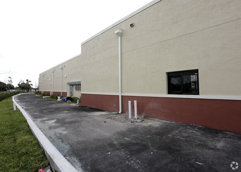 More Photos Of 374-400 N Rock Island Rd, Margate Freestanding For Lease