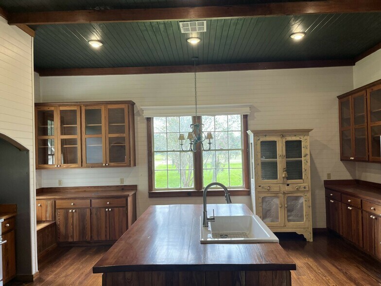 More Photos Of 1862 LA-22, Madisonville Specialty For Sale