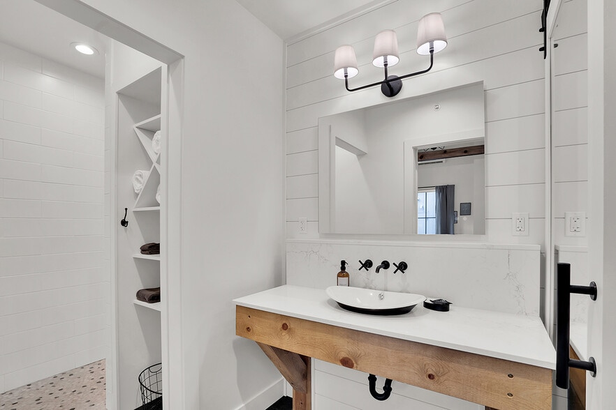 More Photos Of 560 E Main Ave, Sisters Hotel For Sale
