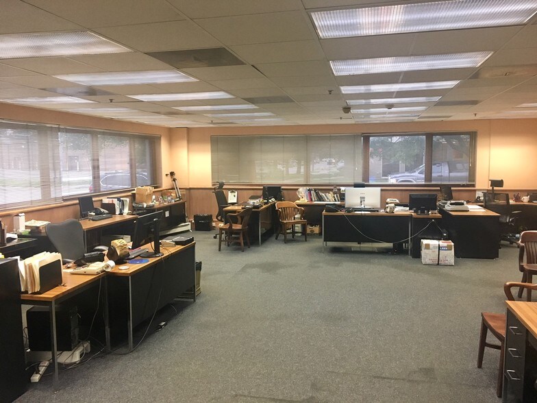 More Photos Of 6450 Hamlin Ave, Lincolnwood Warehouse For Sale