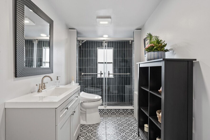 More Photos Of 310 W Irving Park Rd, Wood Dale General Retail For Sale