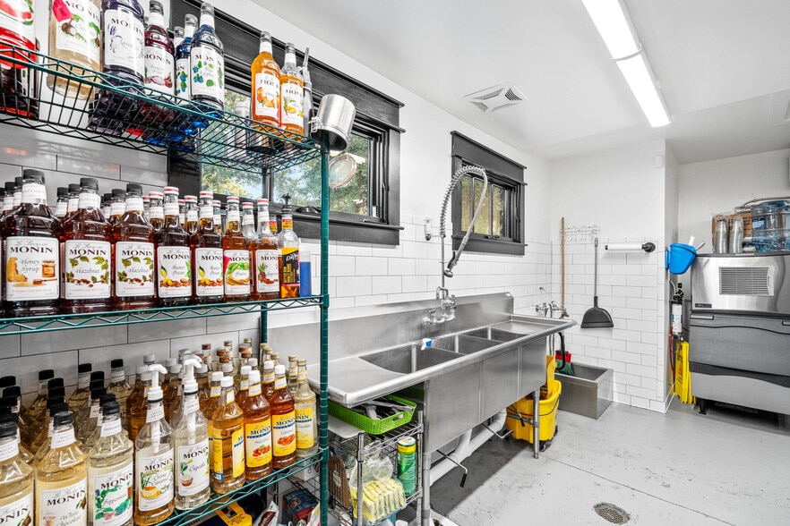 More Photos Of 8026 E Main St, Ridgeland General Retail For Sale