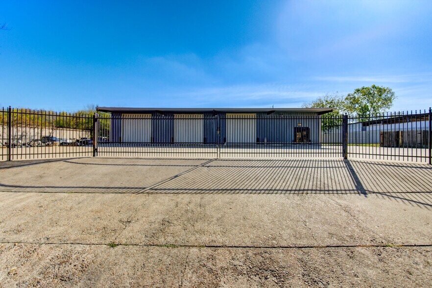 More Photos Of 9399 Summerbell, Houston Warehouse For Lease