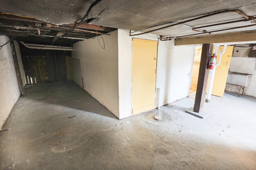 More Photos Of 3700 E Pulaski Ave, Cudahy General Retail For Sale