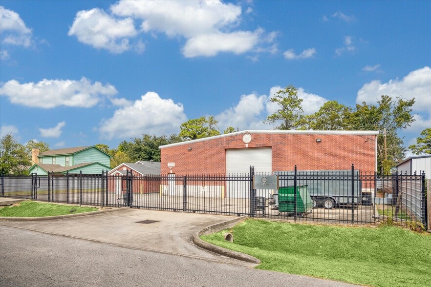 More Photos Of 11126 Timber Crest Dr, Houston Warehouse For Lease