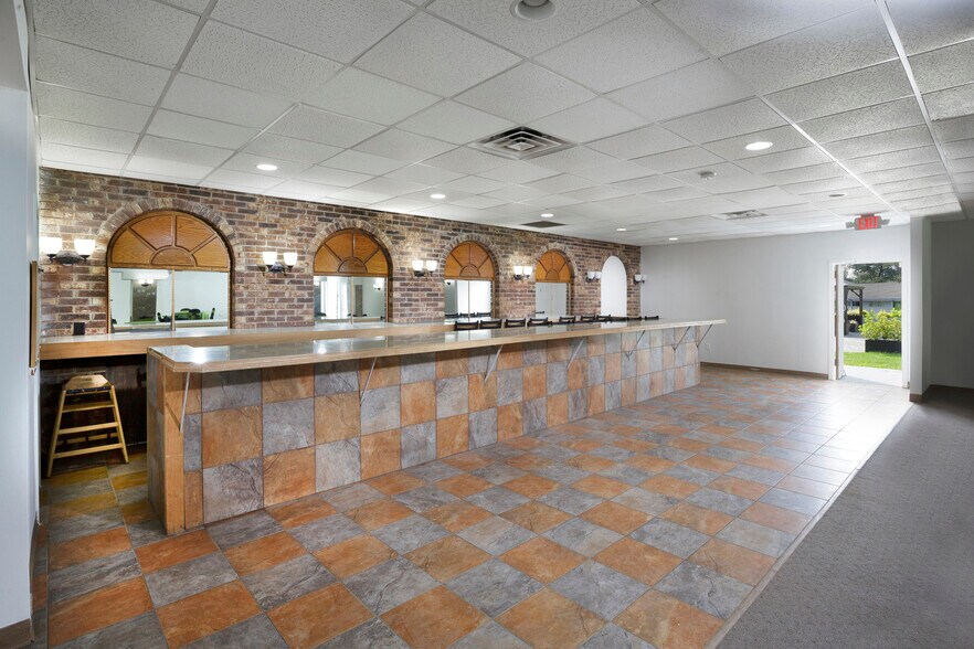 More Photos Of 8016 Arlington Expy, Jacksonville Hotel For Lease