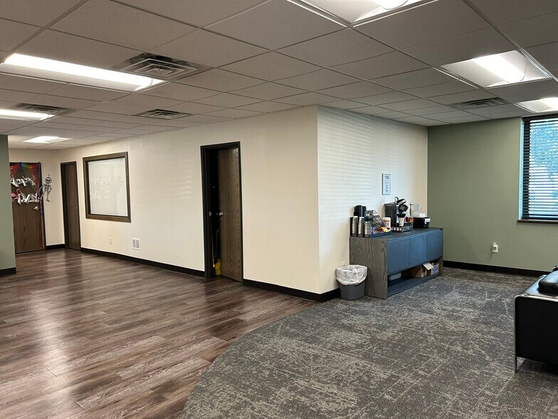 More Photos Of 302 S Bluemound Dr, Appleton Office For Sale