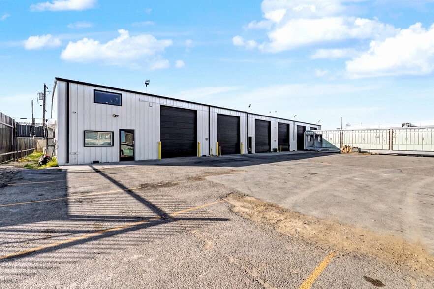 More Photos Of 3635 Polaris Ave, Las Vegas Industrial For Lease