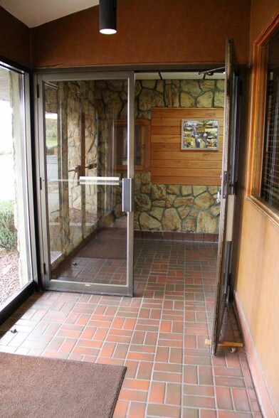 More Photos Of 59 S Wyoming Ave, Edwardsville Freestanding For Lease