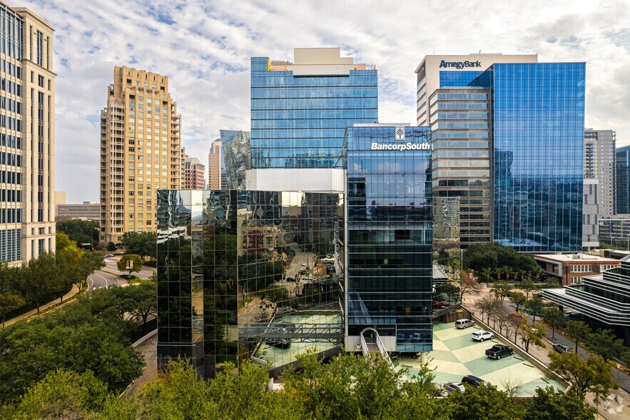 More Photos Of 2651 N Harwood St, Dallas Office For Lease