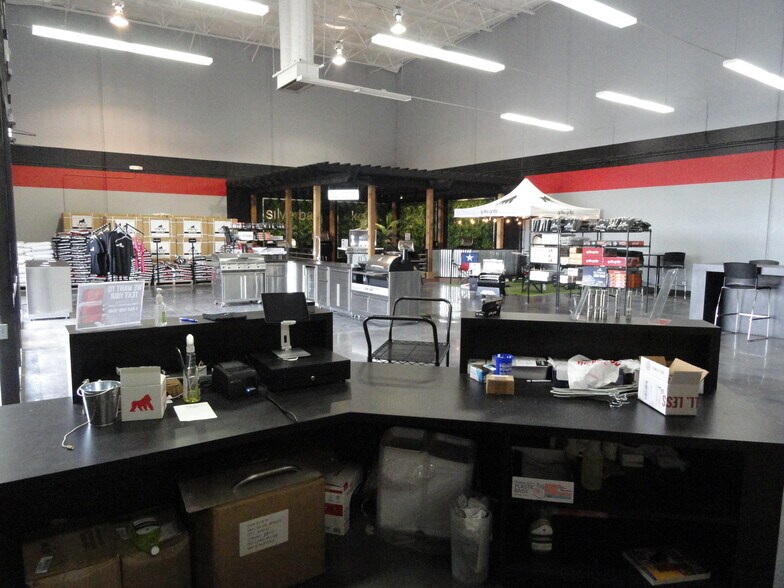 More Photos Of 13940-13960 N Stemmons Fwy, Farmers Branch Showroom For Lease