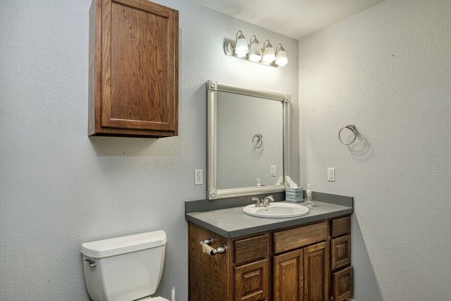 More Photos Of 11 Applegate Cir, Round Rock Distribution For Lease