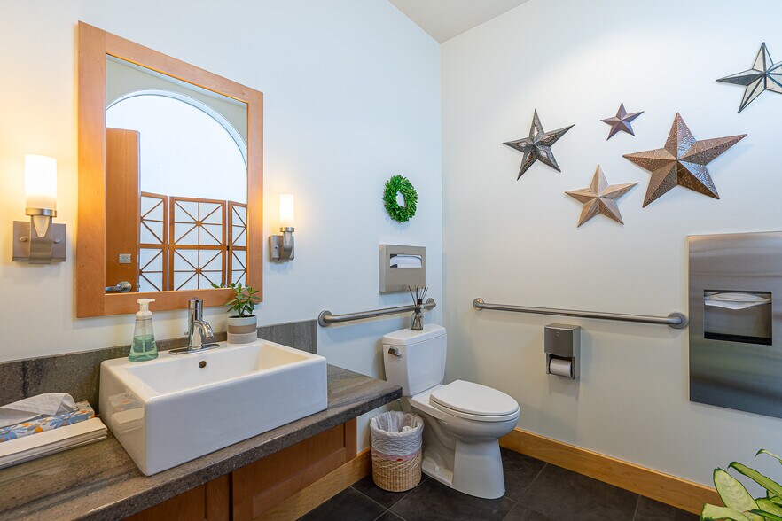 More Photos Of 4540 SW Kelly Ave, Portland Office For Sale