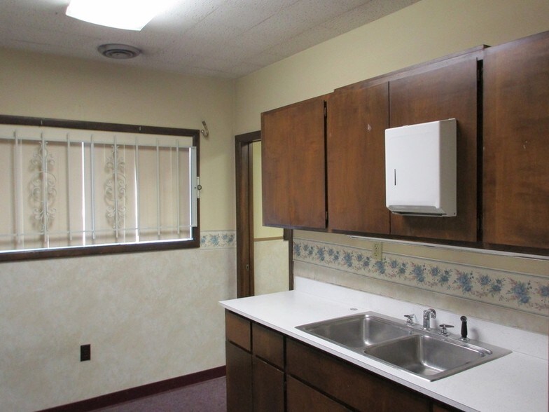 More Photos Of 18940 Schoolcraft, Detroit Medical For Sale