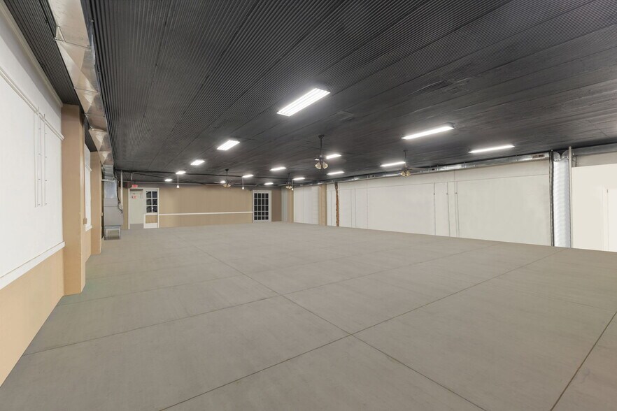 More Photos Of 160 E Morgan St, Martinsville Showroom For Sale