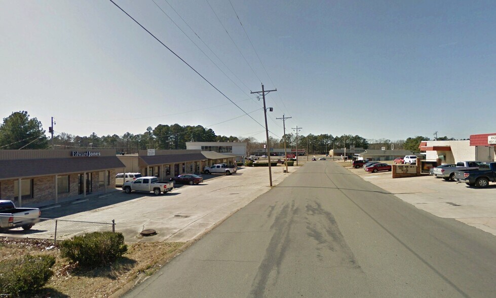 More Photos Of 617 W Bolling St, Monticello General Retail For Lease