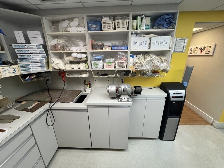 More Photos Of 4717 Swift Rd, Sarasota Medical For Sale